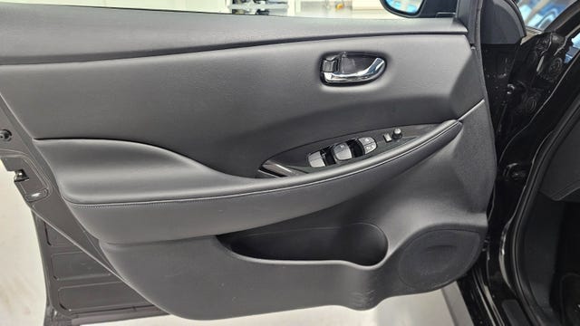 2018 NISSAN LEAF - 18