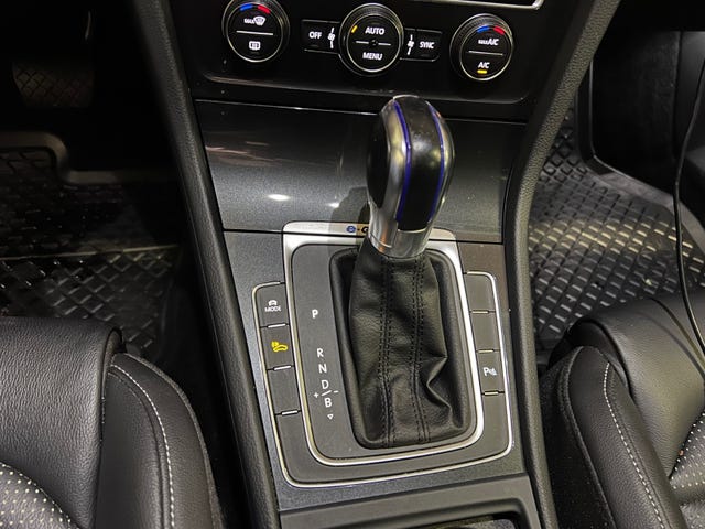 2019 VOLKSWAGEN GOLF - 24