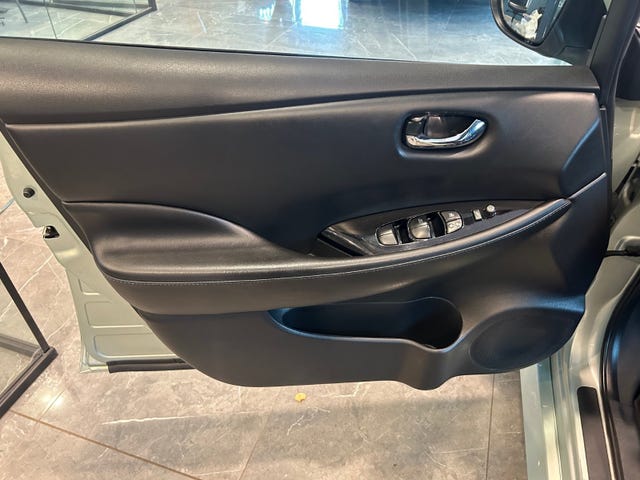 2018 NISSAN LEAF - 11