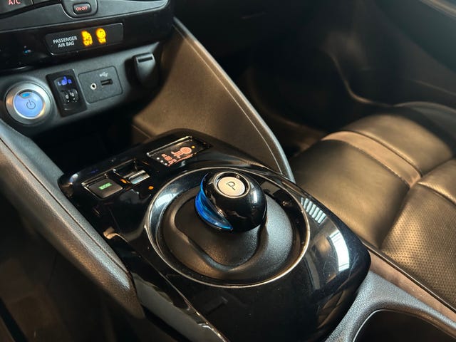 2018 NISSAN LEAF - 30