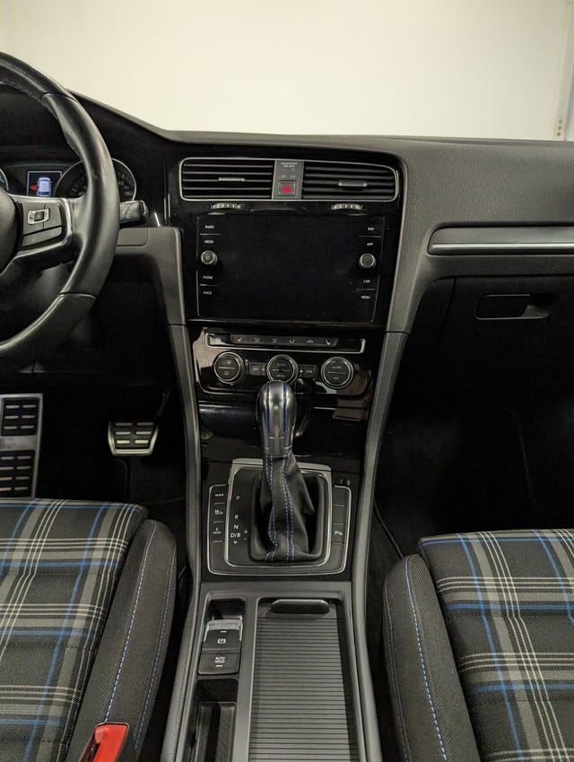 2018 VOLKSWAGEN GOLF - 30