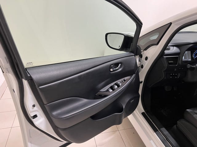 2018 NISSAN LEAF - 30