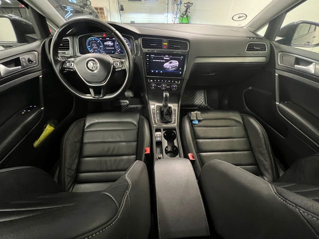 2018 VOLKSWAGEN GOLF - 24