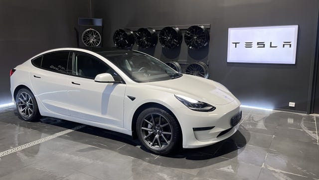 5YJ3E7EB0MF825593 2021 TESLA MODEL 3-4