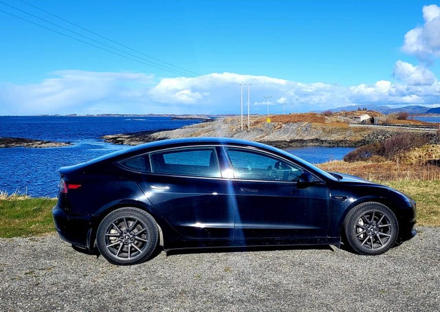 5YJ3E7EB7MF833173 2021 TESLA MODEL 3-2