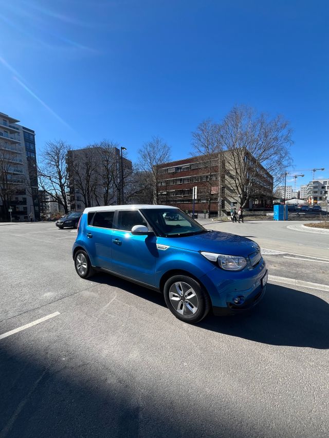 KNAJX81EFJ7023964 2017 KIA SOUL-2