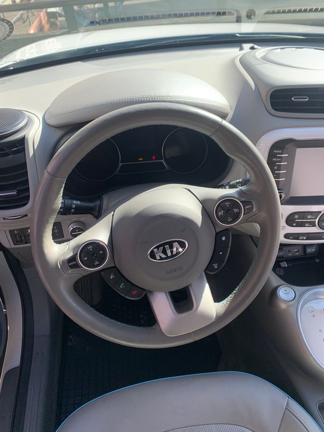 KNAJX81EFK7039968 2019 KIA SOUL-4