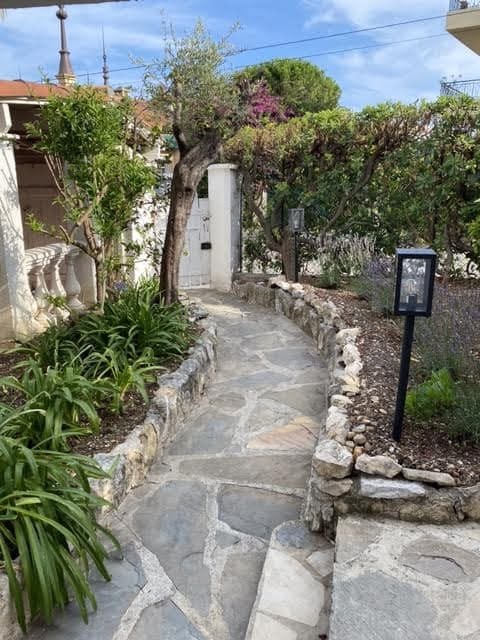 Fint, opparbeidet hage med lavendel Galleribilde