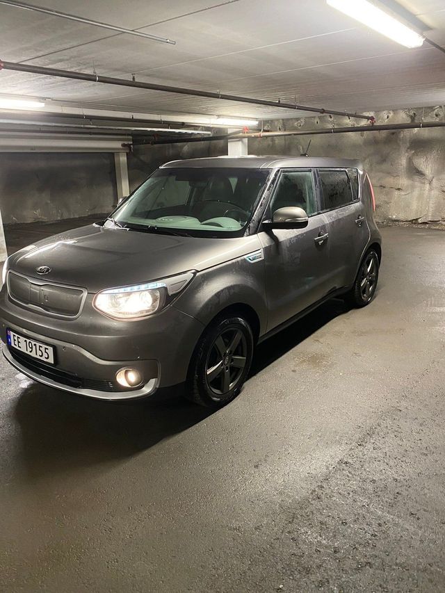 KNAJX81EFH7018891 2017 KIA SOUL-2