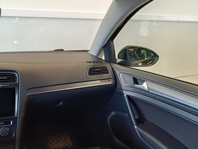 2019 VOLKSWAGEN GOLF - 19