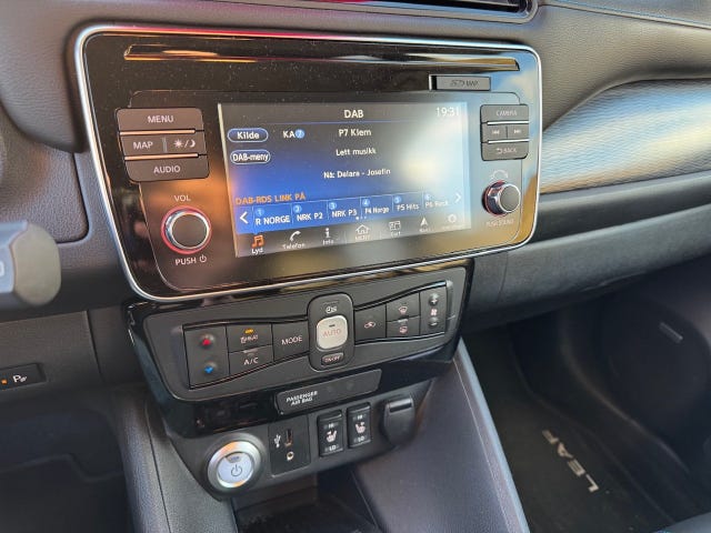 2018 NISSAN LEAF - 17