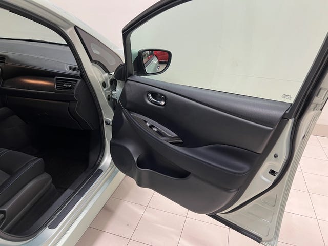 2018 NISSAN LEAF - 18