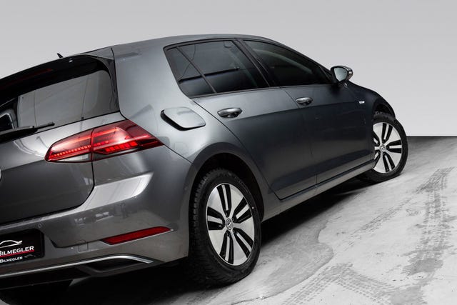 WVWZZZAUZJW908272 2018 VOLKSWAGEN GOLF-3