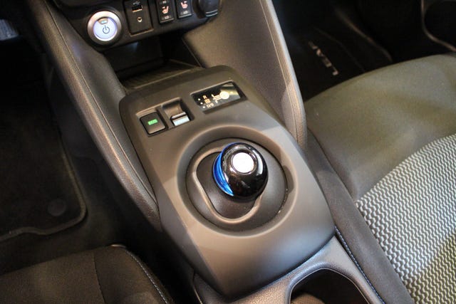 2022 NISSAN LEAF - 18