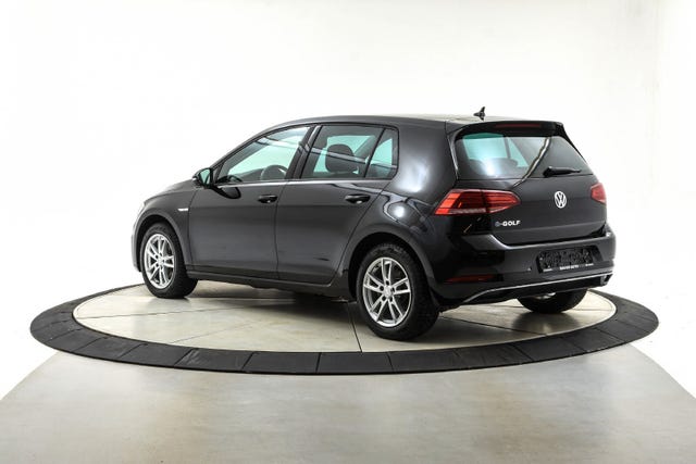 WVWZZZAUZJ8909221 2018 VOLKSWAGEN GOLF-2