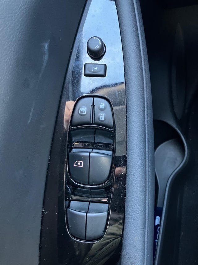 2022 NISSAN LEAF - 7
