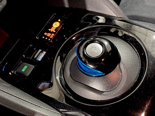 2018 NISSAN LEAF - 24