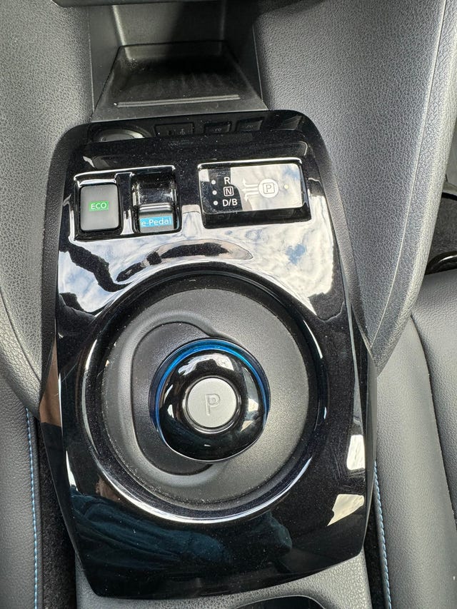 2022 NISSAN LEAF - 11