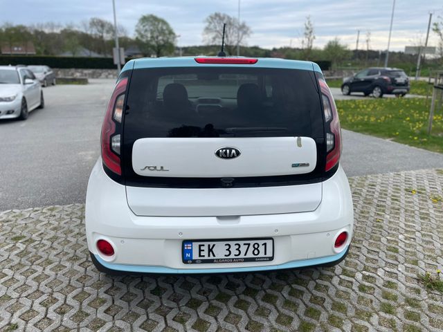 KNAJX81EFH7018687 2017 KIA SOUL-2