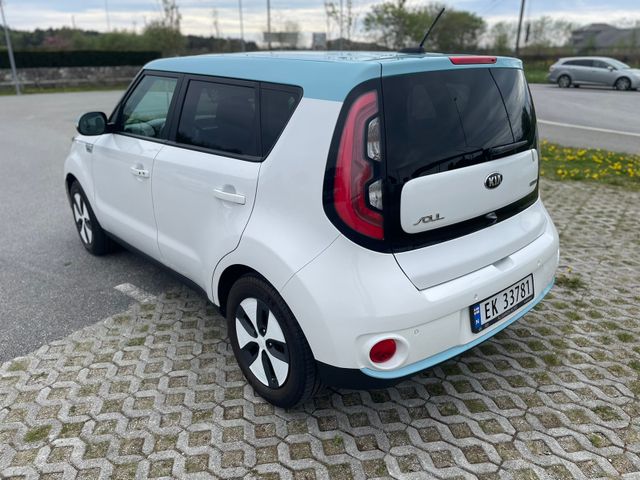 KNAJX81EFH7018687 2017 KIA SOUL-1