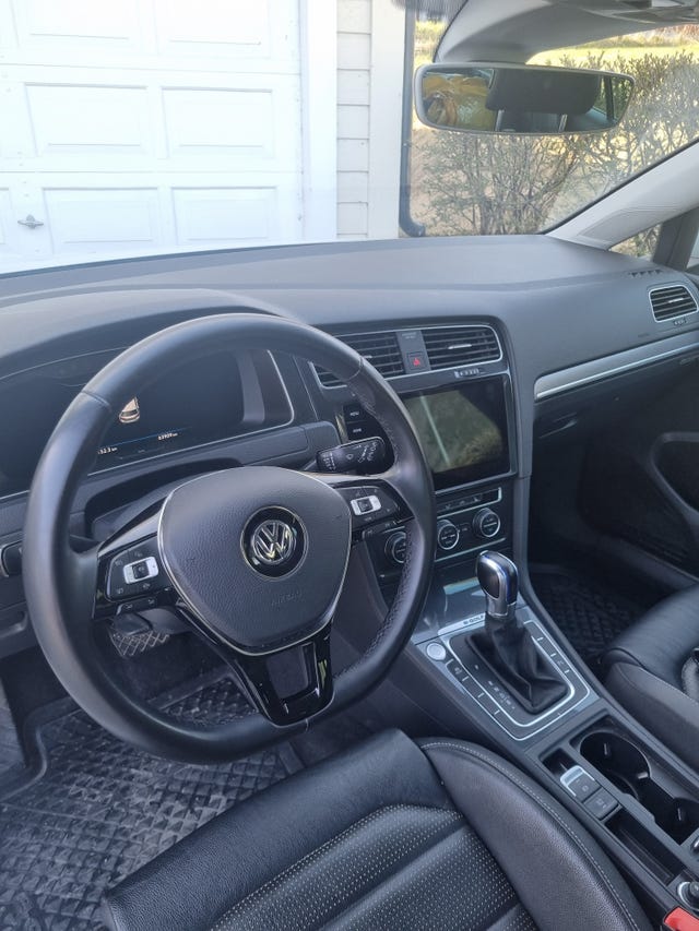 2019 VOLKSWAGEN GOLF - 19