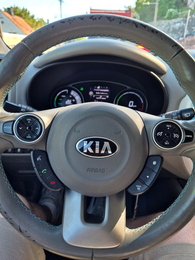 KNAJX81EFK7039858 2019 KIA SOUL-2