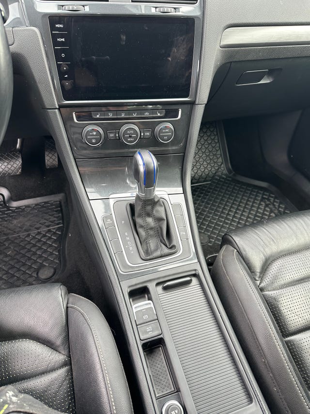 2019 VOLKSWAGEN GOLF - 19