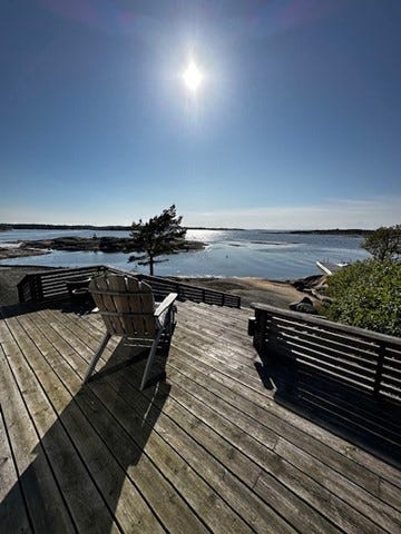 Hytten har helt spesiell beliggenhet, helt nede ved vannet. Galleribilde
