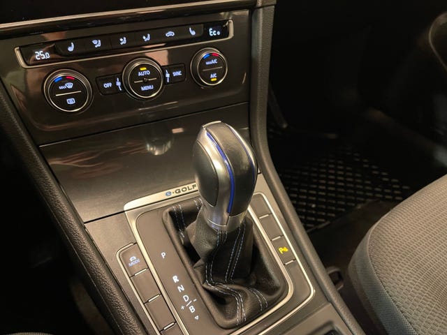 2019 VOLKSWAGEN GOLF - 19