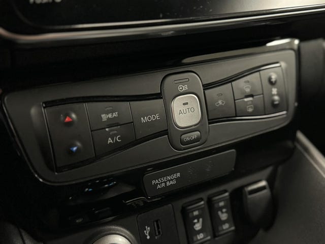 2018 NISSAN LEAF - 26