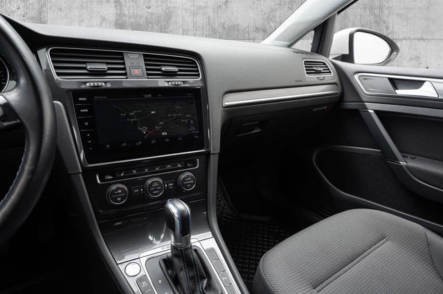 2019 VOLKSWAGEN GOLF - 19