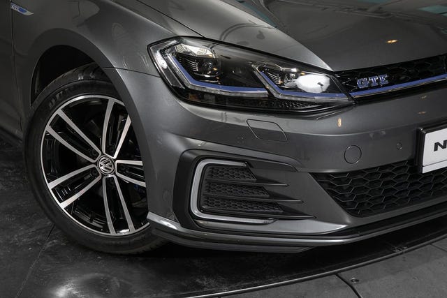 WVWZZZAUZJW805727 2018 VOLKSWAGEN GOLF-2