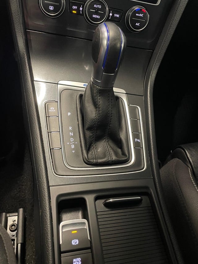 2018 VOLKSWAGEN GOLF - 24