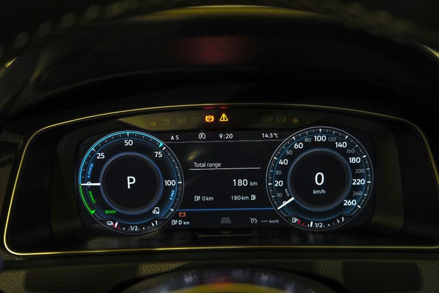 2018 VOLKSWAGEN GOLF - 32