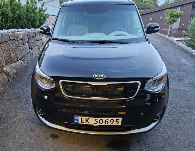 KNAJX81EFJ7024411 2017 KIA SOUL-2