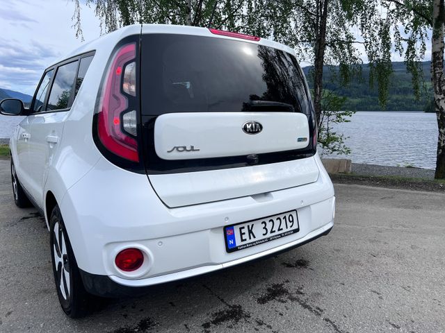 KNAJX81EFH7018733 2017 KIA SOUL-2