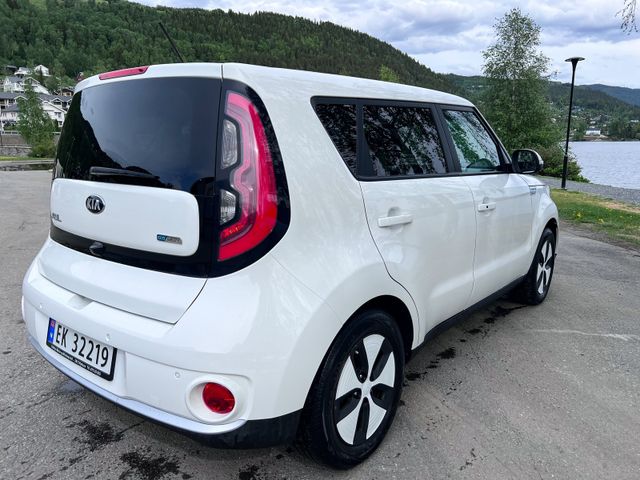 KNAJX81EFH7018733 2017 KIA SOUL-3