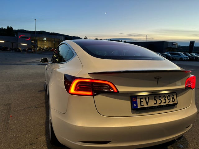 5YJ3E7EB7KF207930 2019 TESLA MODEL 3-4