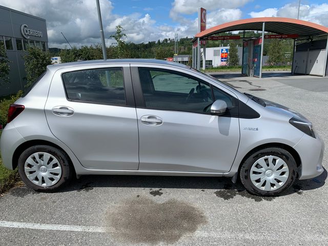 VNKKD3D330A228529 2016 TOYOTA YARIS-2