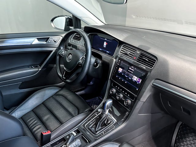 2019 VOLKSWAGEN GOLF - 19