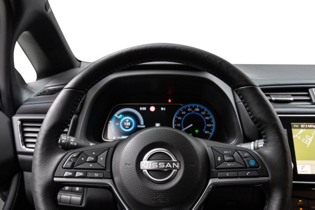 2022 NISSAN LEAF - 11