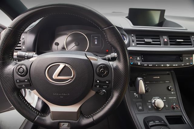 2017 LEXUS CT200H - 11