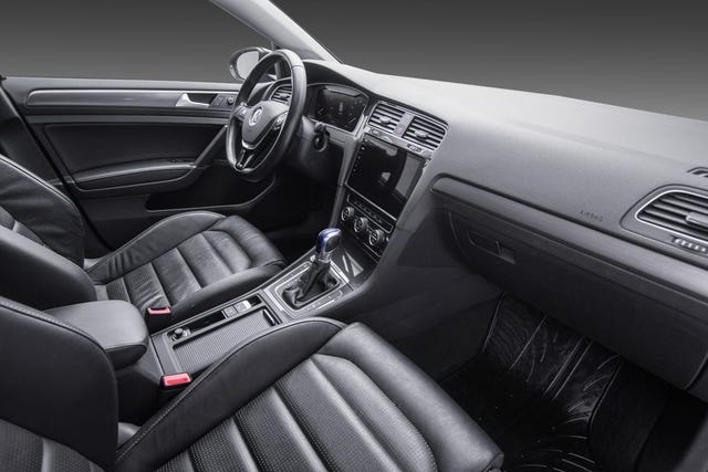 2019 VOLKSWAGEN GOLF - 19