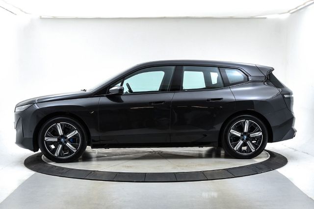 WBY11CF08PCL15517 2023 BMW IX XDRIVE 40-1