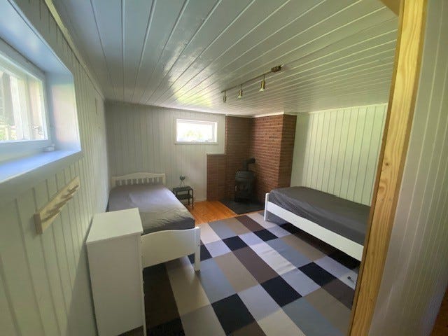 I kjellerstuen har vi to enkeltsenger som kan settes sammen til en 180cm-seng ved behov. Galleribilde