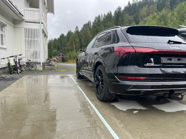 WAUZZZGEXLB010818 2020 AUDI E-TRON-4