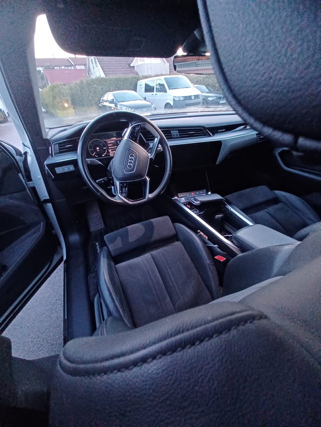 WAUZZZGE1LB021500 2020 AUDI E-TRON-2