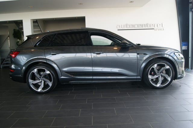 null 2021 AUDI E-TRON-2