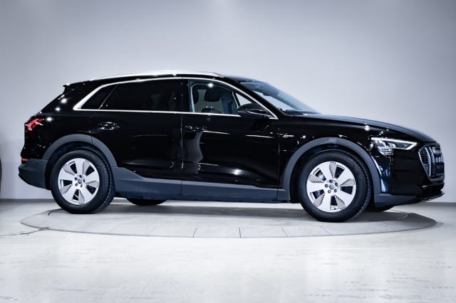null 2020 AUDI E-TRON-4