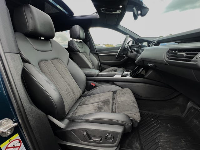 WAUZZZGE8LB018058 2020 AUDI E-TRON-2